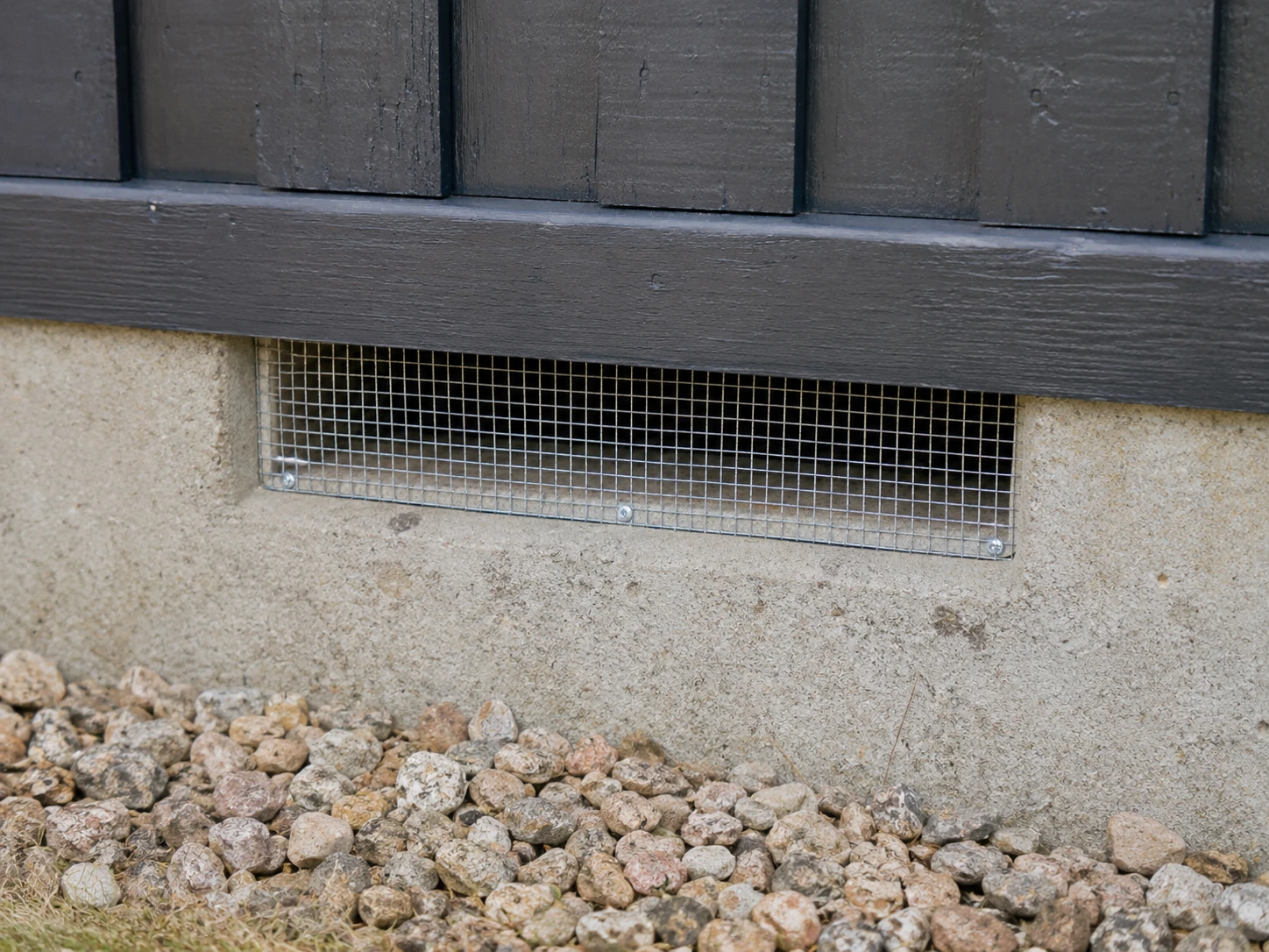 Musesikring af sommerhusets sokkel med finmasket net